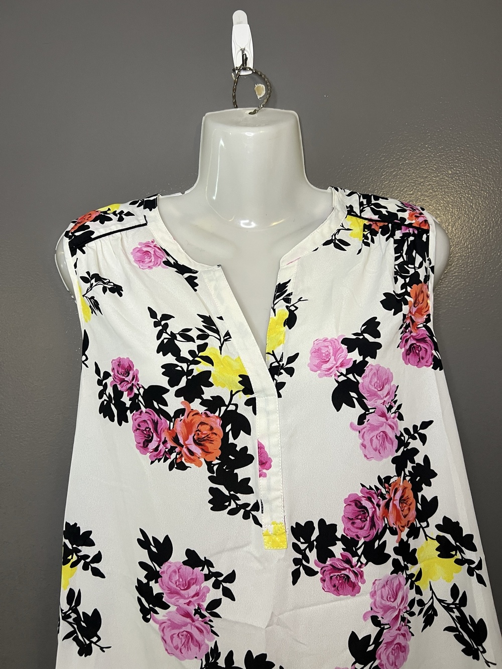 Daniel Rainn Blouse Womens Medium White Floral Sleeveless V Neck Tunic Top